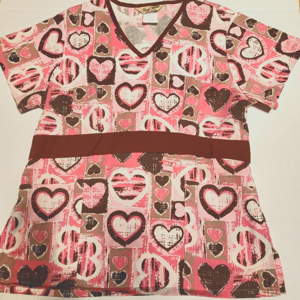 Comfy Cotton Pink and Brown Heart Print Scrub V-neck Top. Size Medium